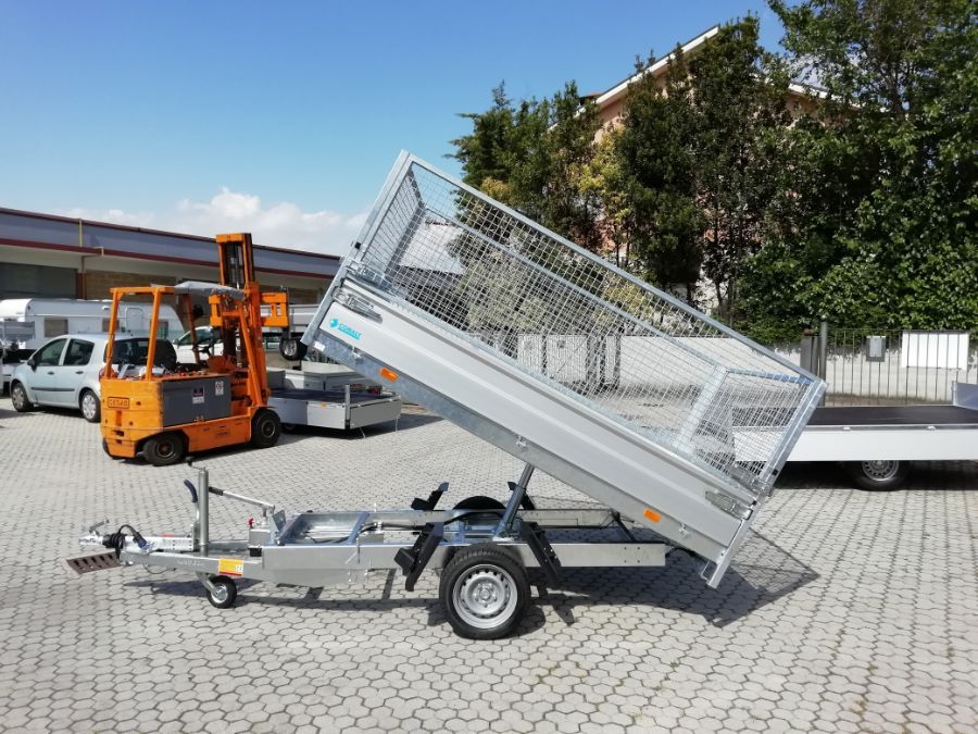 rimorchio per autoveicolo con sollevatore