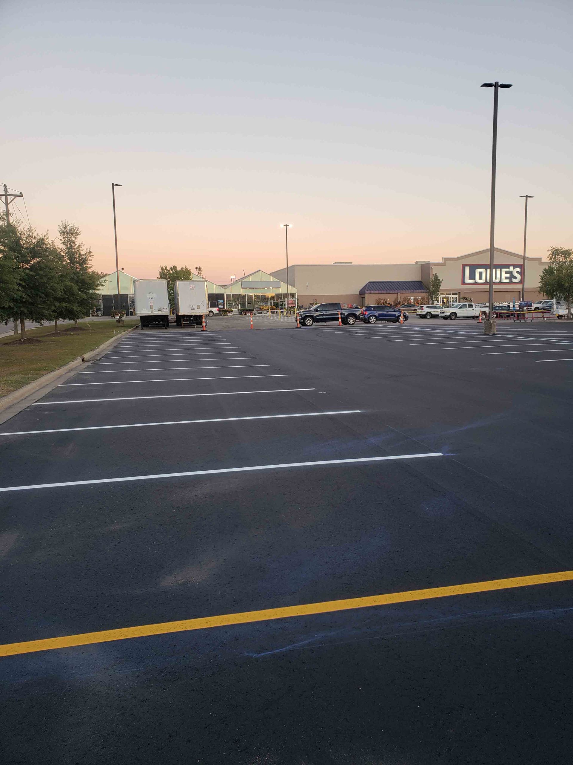 A parking lot in front of a store called lowe 's