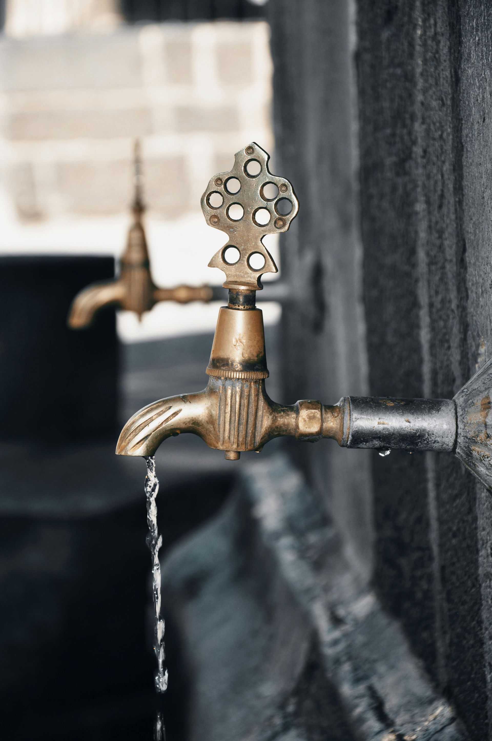Un gros plan d'un robinet avec de l'eau qui en sort