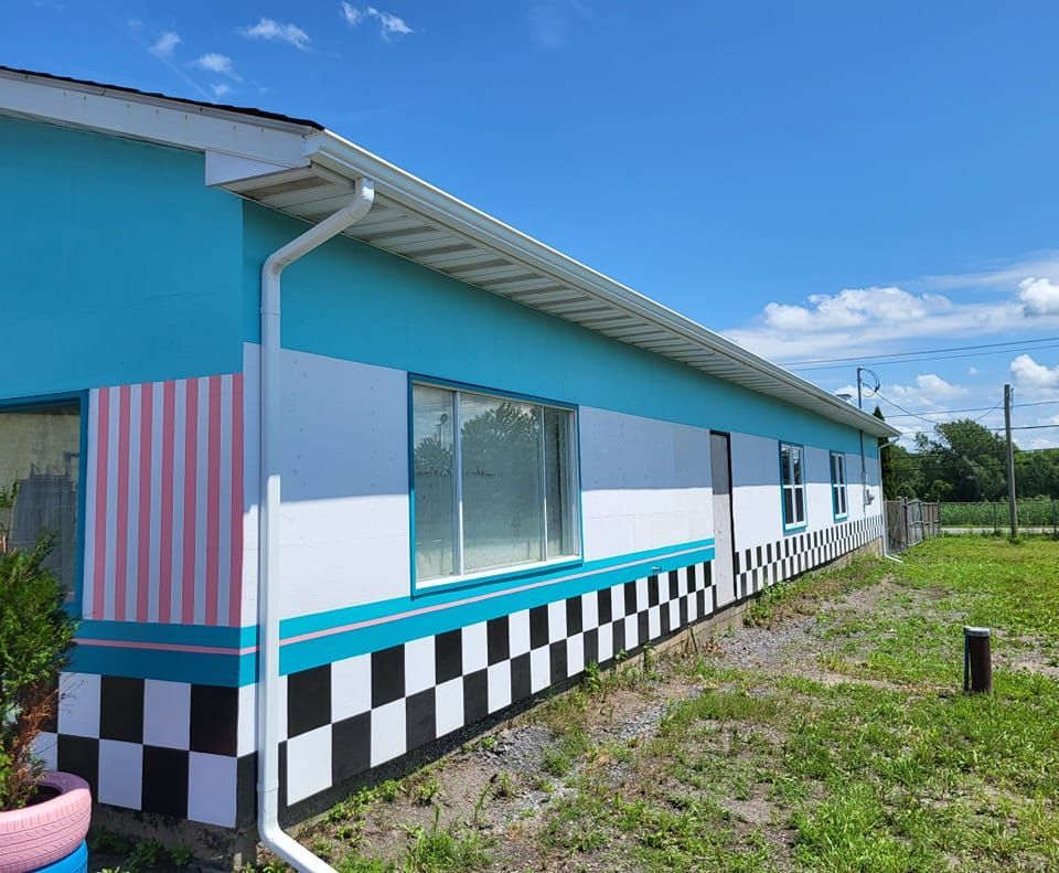 Un bâtiment bleu, blanc et noir avec un motif à carreaux sur le côté.
