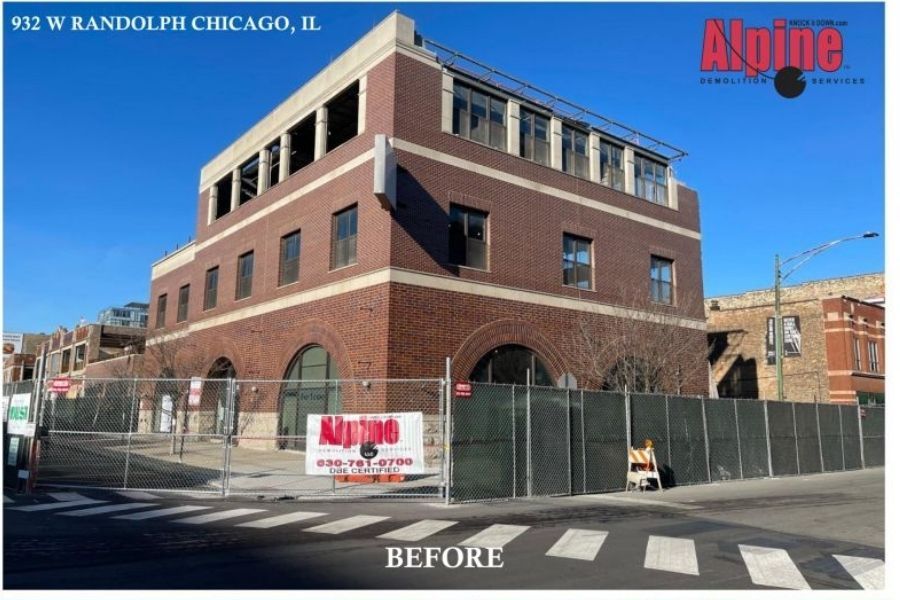 A picture of a building under construction in chicago il