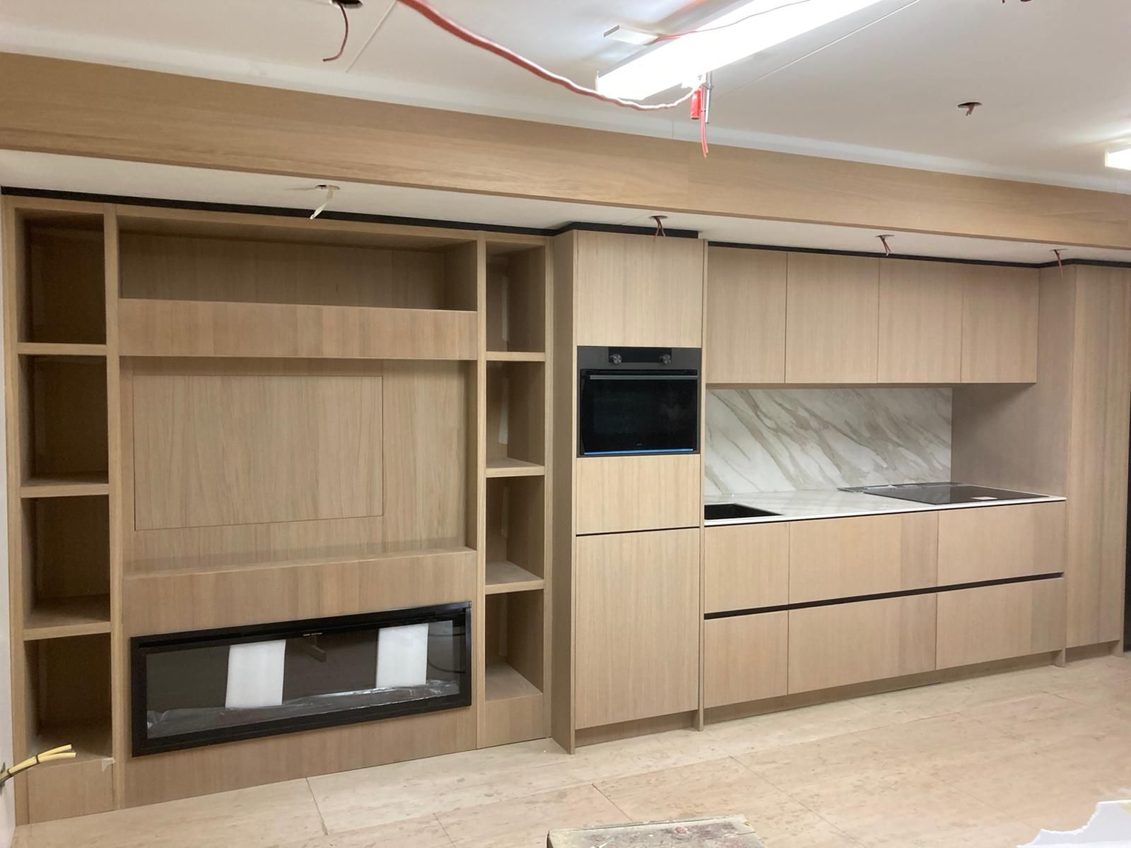 Moderne Keuken en tv kast openhaard Exclusieve Woonwagen Interieur Maatwerk JachtbetimmeringNoord