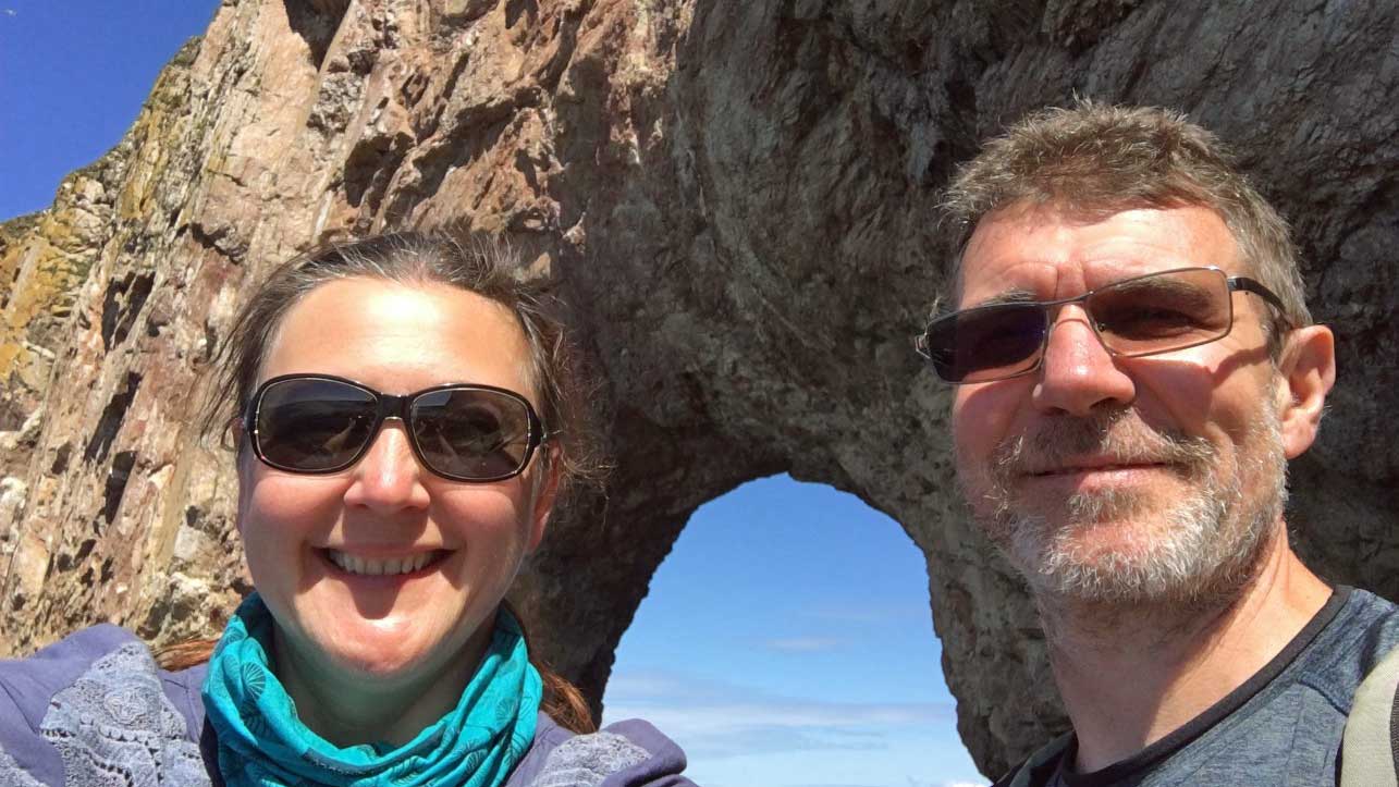 hiking-people-in-nature-taking-selfie-exertion-exercise