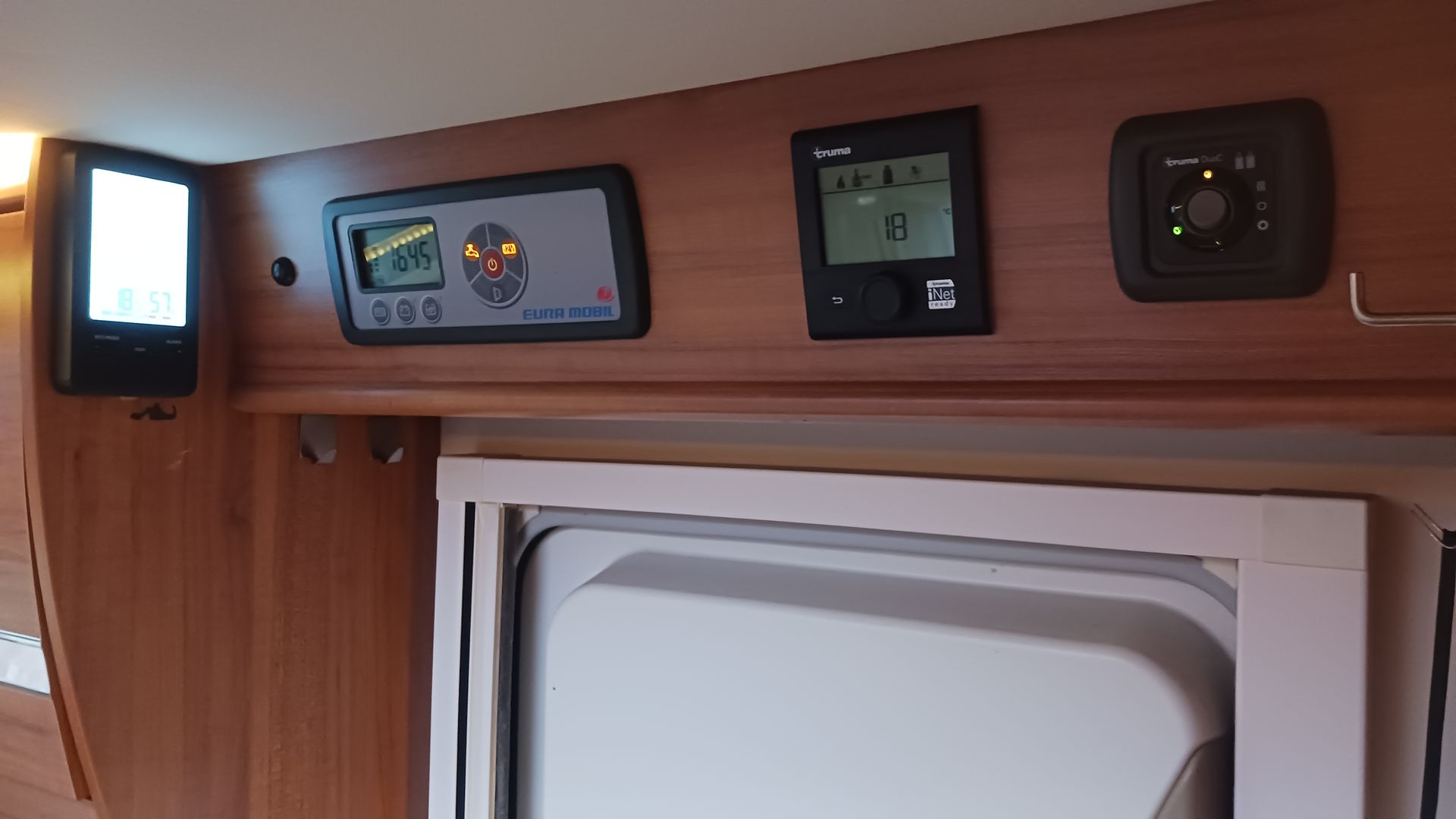 Handig bedieningspaneel voor thermostaat, water en accu met timer in camper