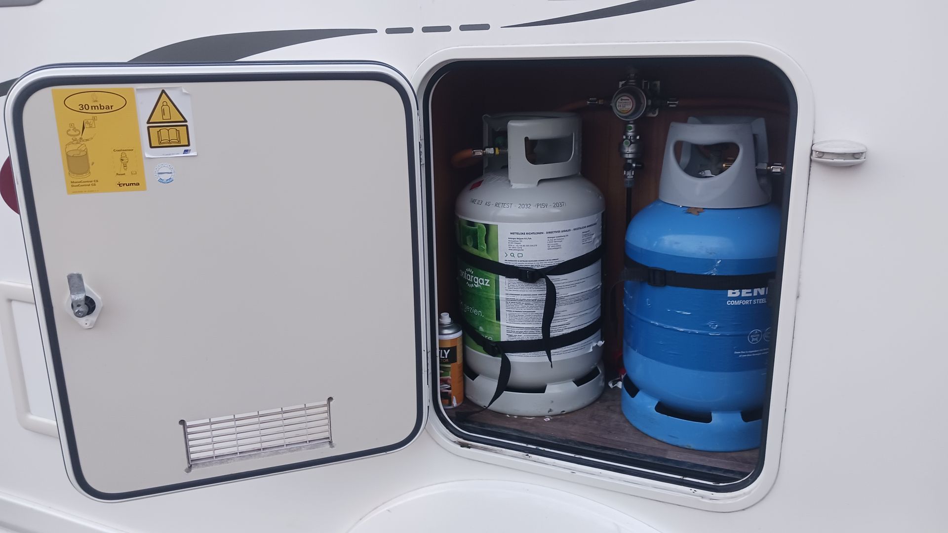 Twee gasflessen met slangbreuk beveiliging in camper