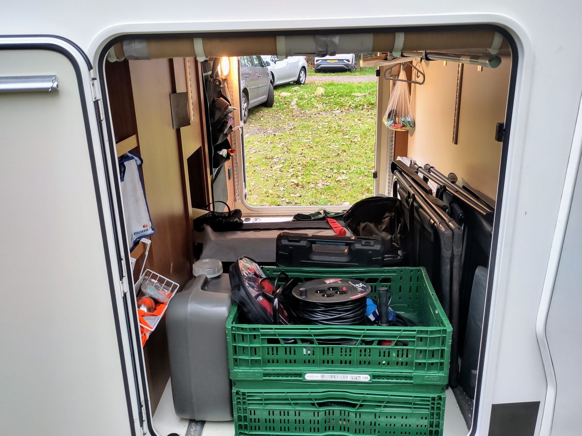 Ruime garage camper met accessoires voor onderhoud en comfortabel reizen