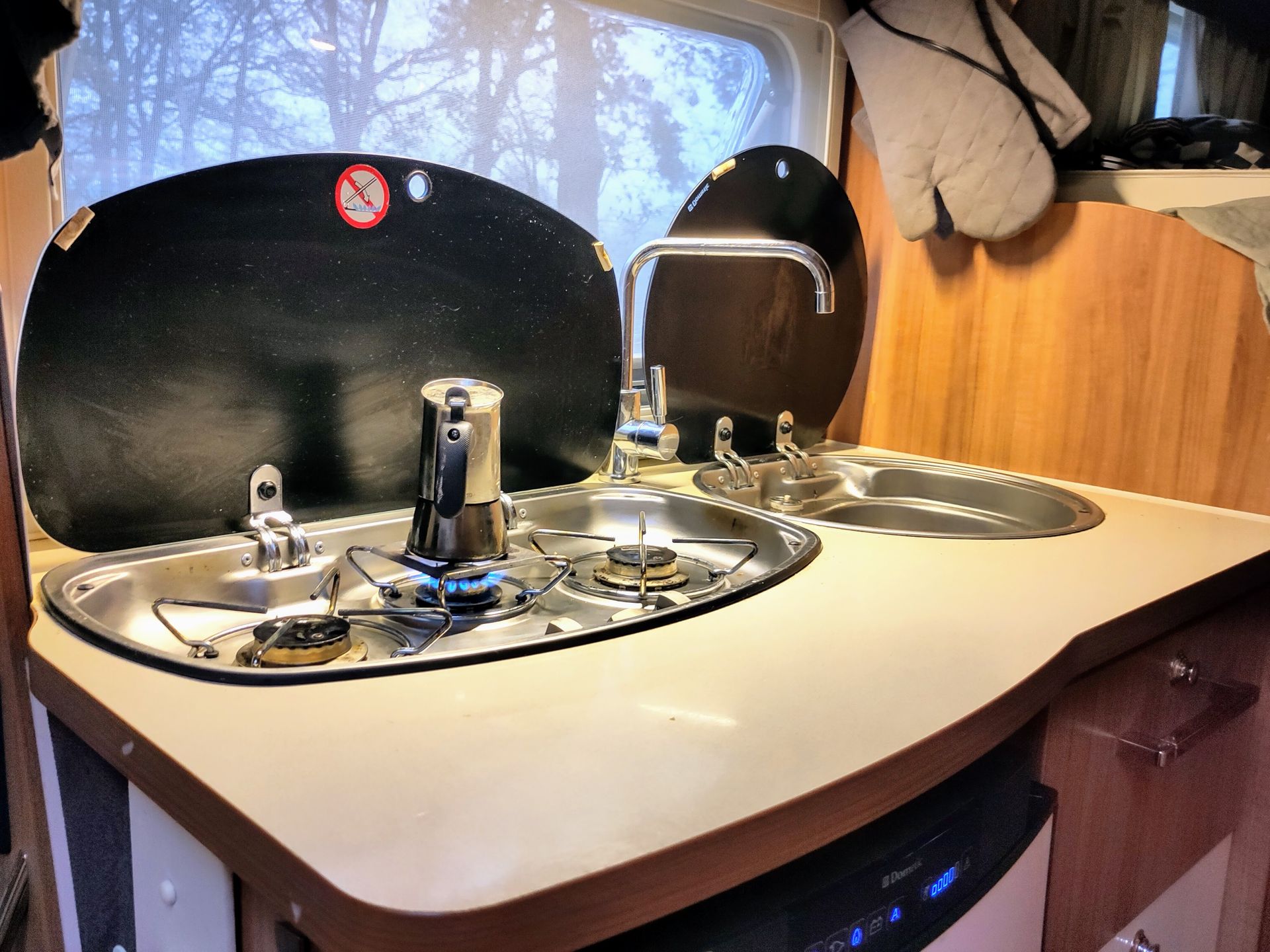  keuken met driepits gastoestel en ruime wasbak in camper
