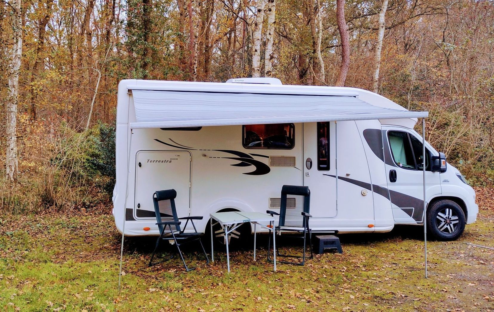 Genieten in de natuur onder de luifel met stoelen en tafel
