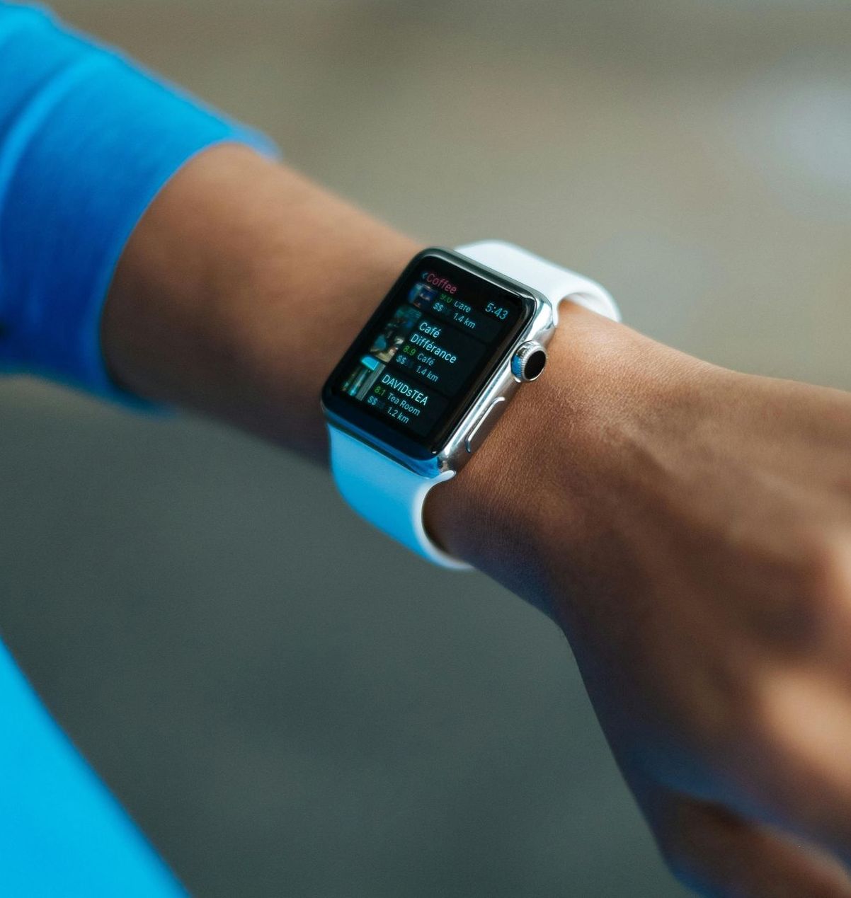 Una persona che indossa un Apple Watch al polso