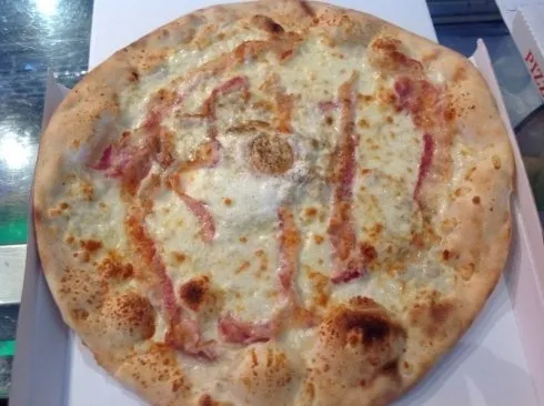 Pizza con prosciutto e panna