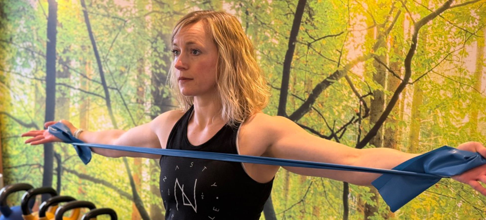 woman doing excirse in a class
