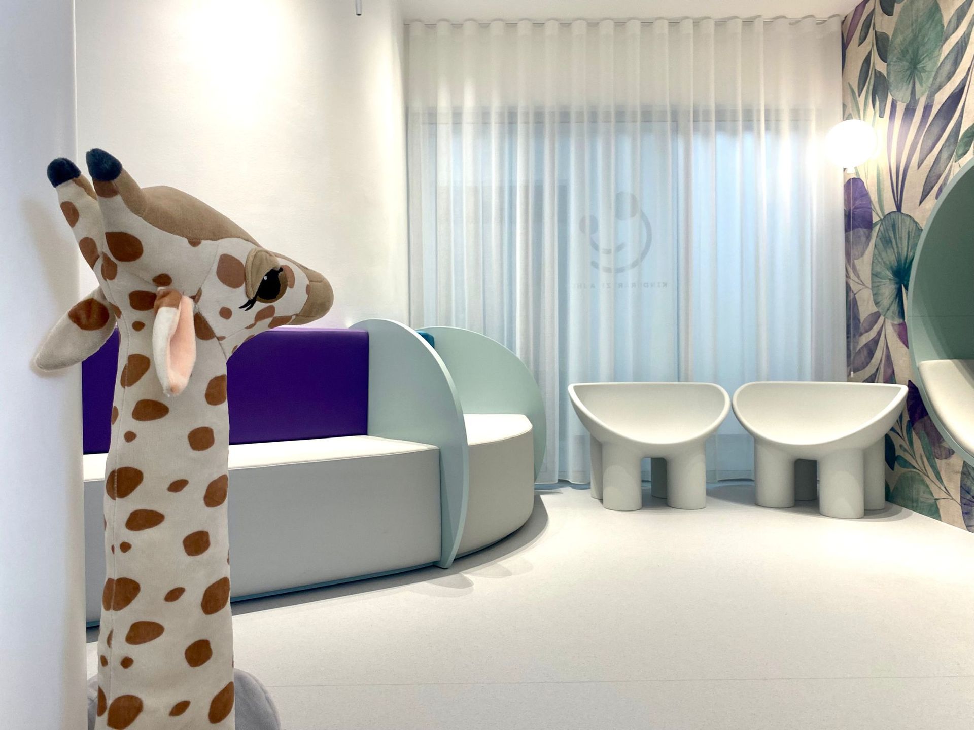 ein Spielzeuggiraffe steht in einem Raum mit Stühlen und einer Bank .