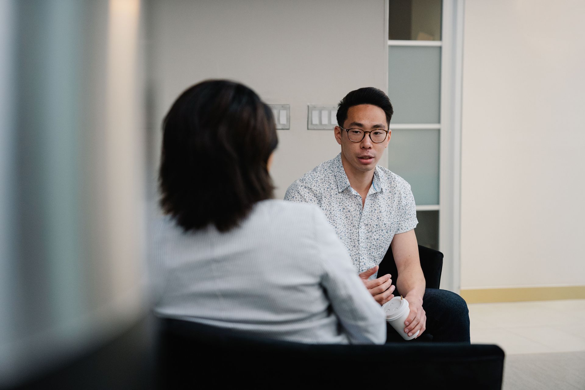Two people in a calm, focused one-on-one conversation