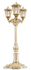 Lampione decorativo dorato a tre luci con intarsi elaborati su sfondo bianco.