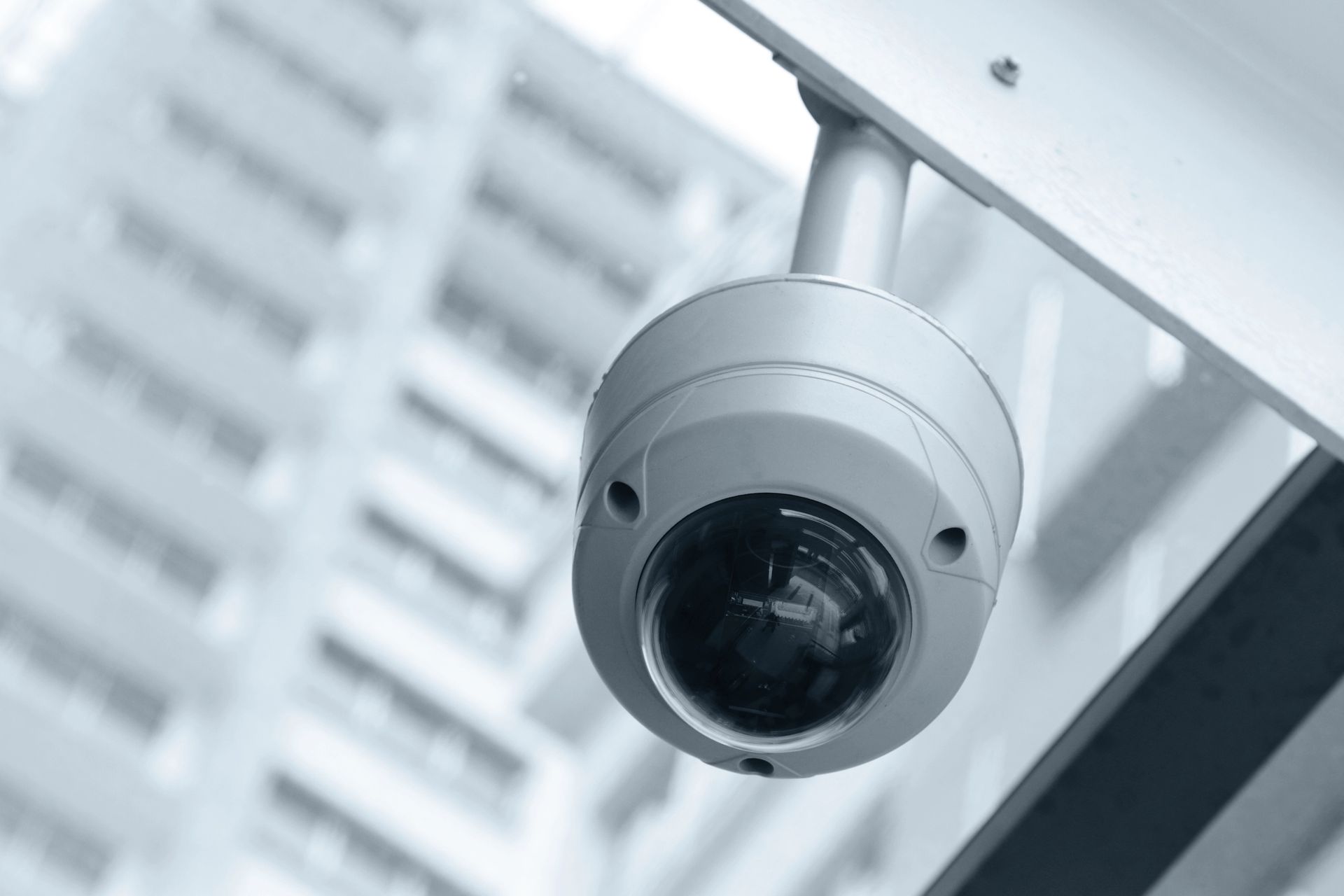 Cámara de seguridad instalada en un edificio.