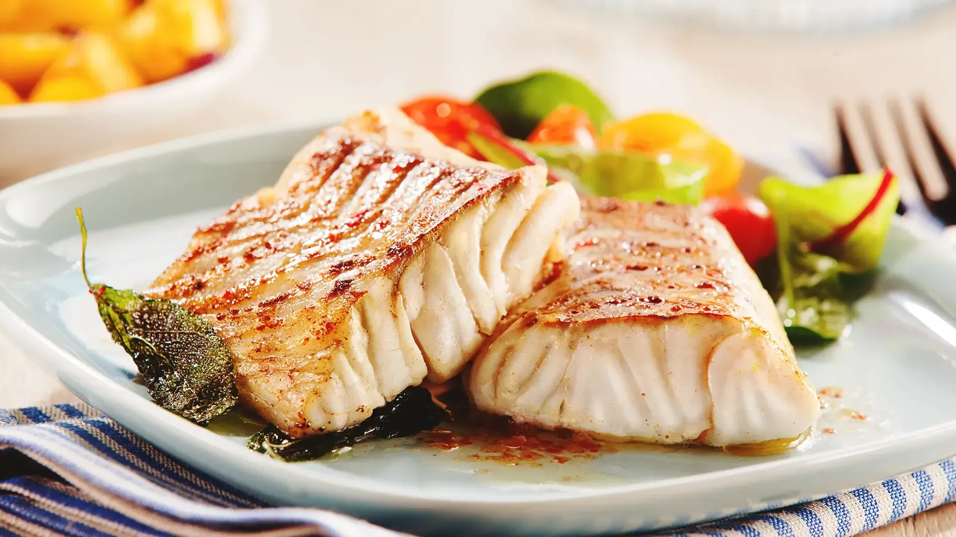 Prato com peixe e vegetais