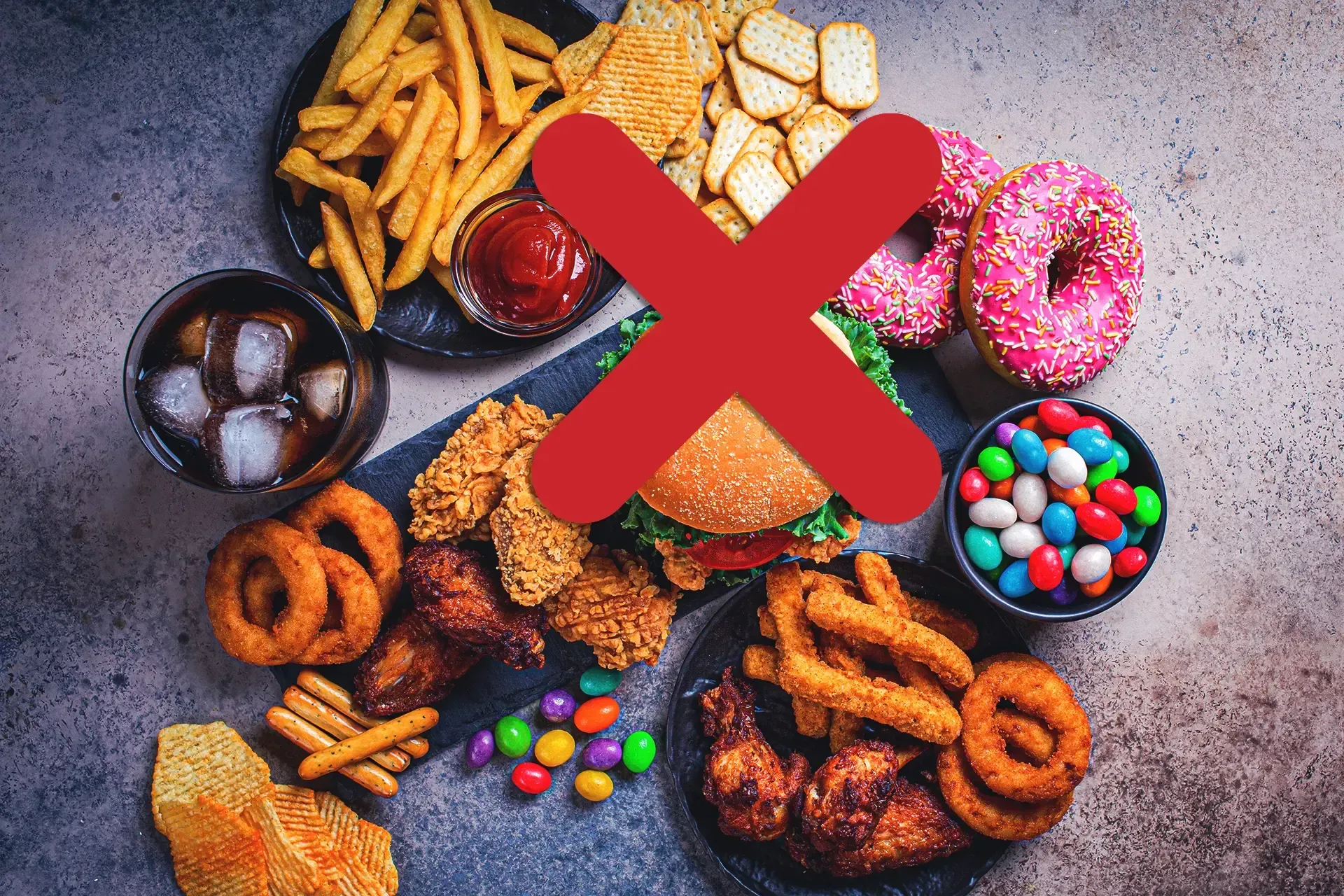 Foto de diferentes tipos de alimentos industrializados, com um 
