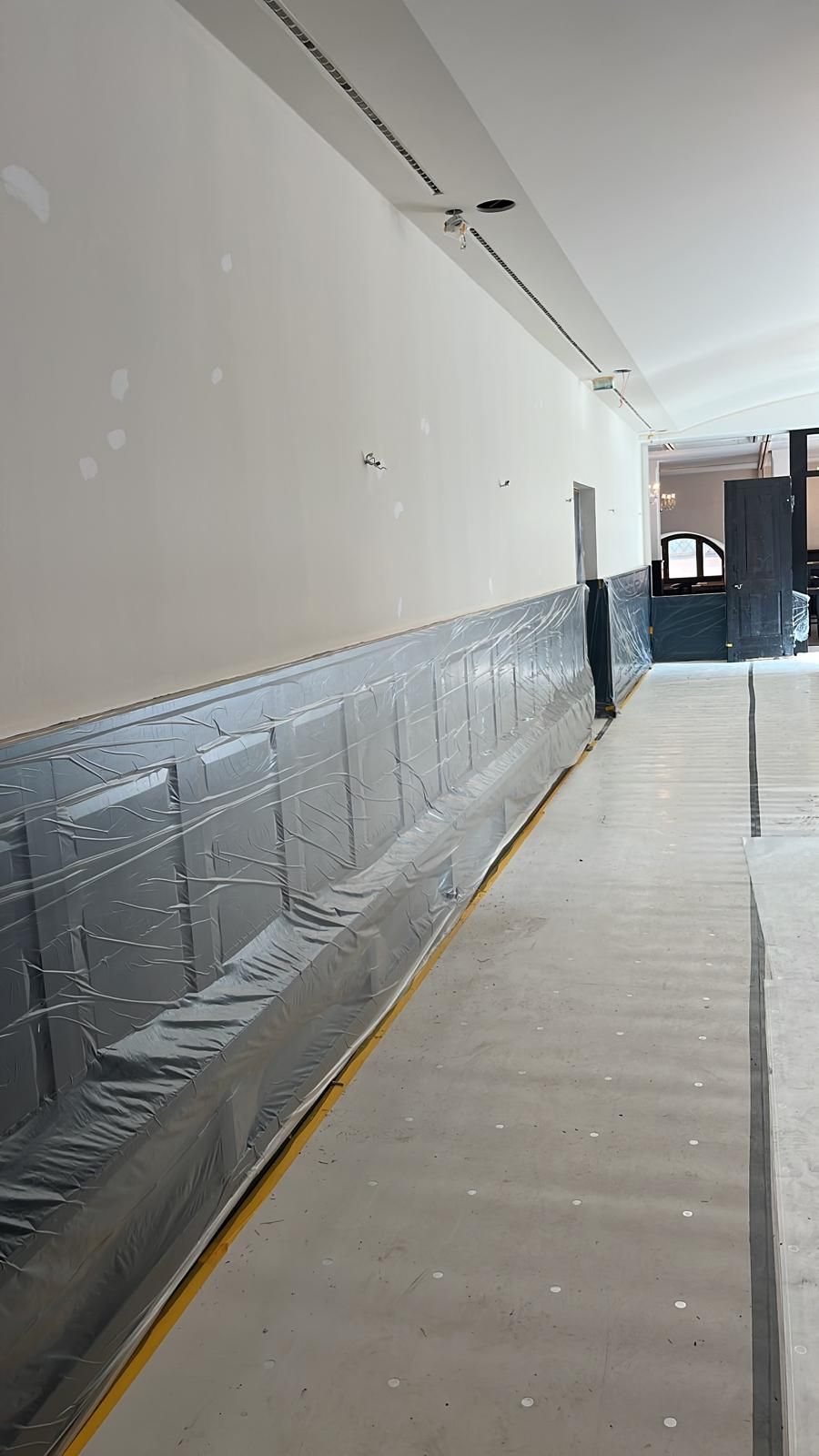 Weiße Wand vor der Renovierung