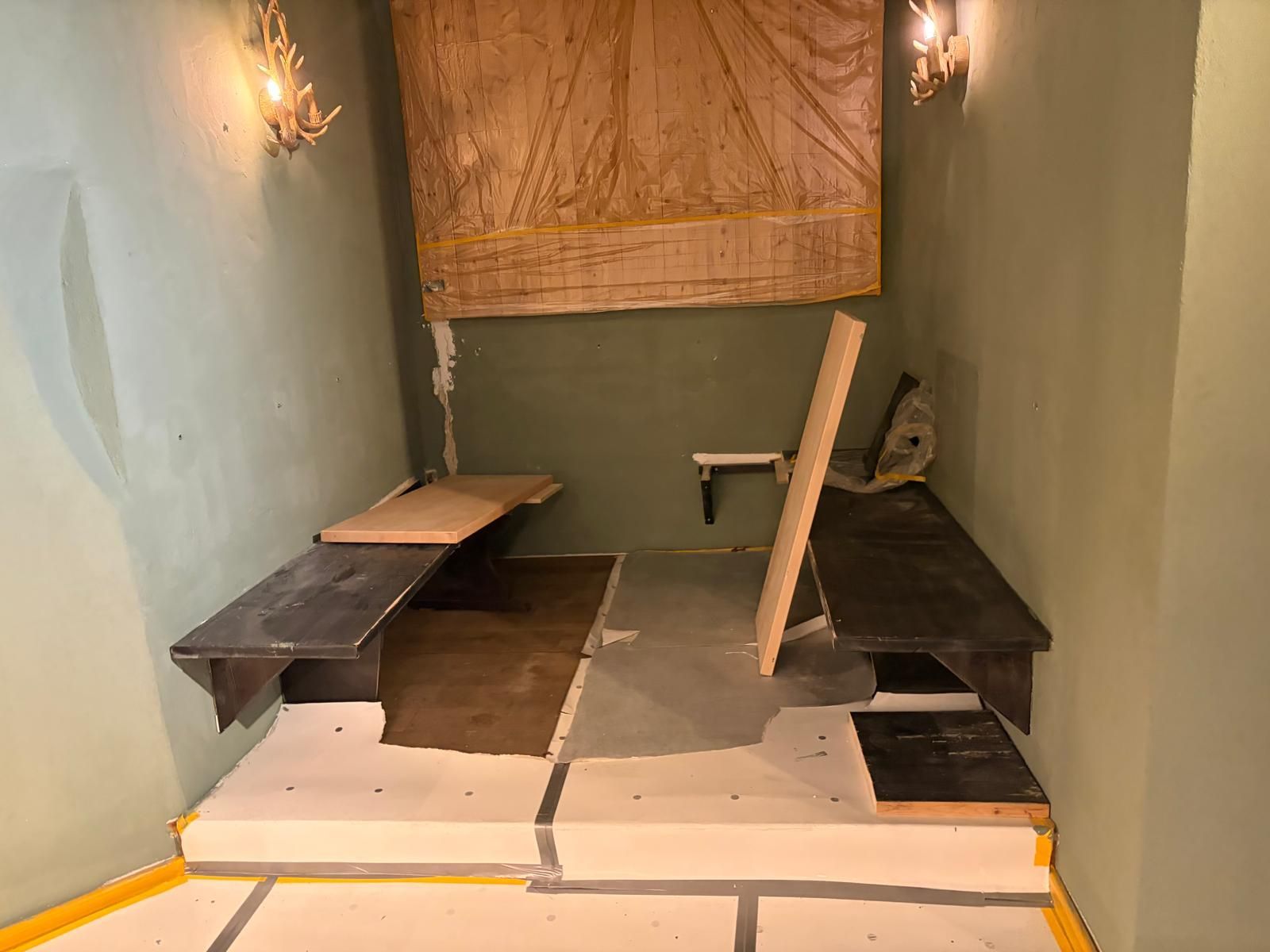 Zwei Sitzbänke in einer Ecke während der Renovierung