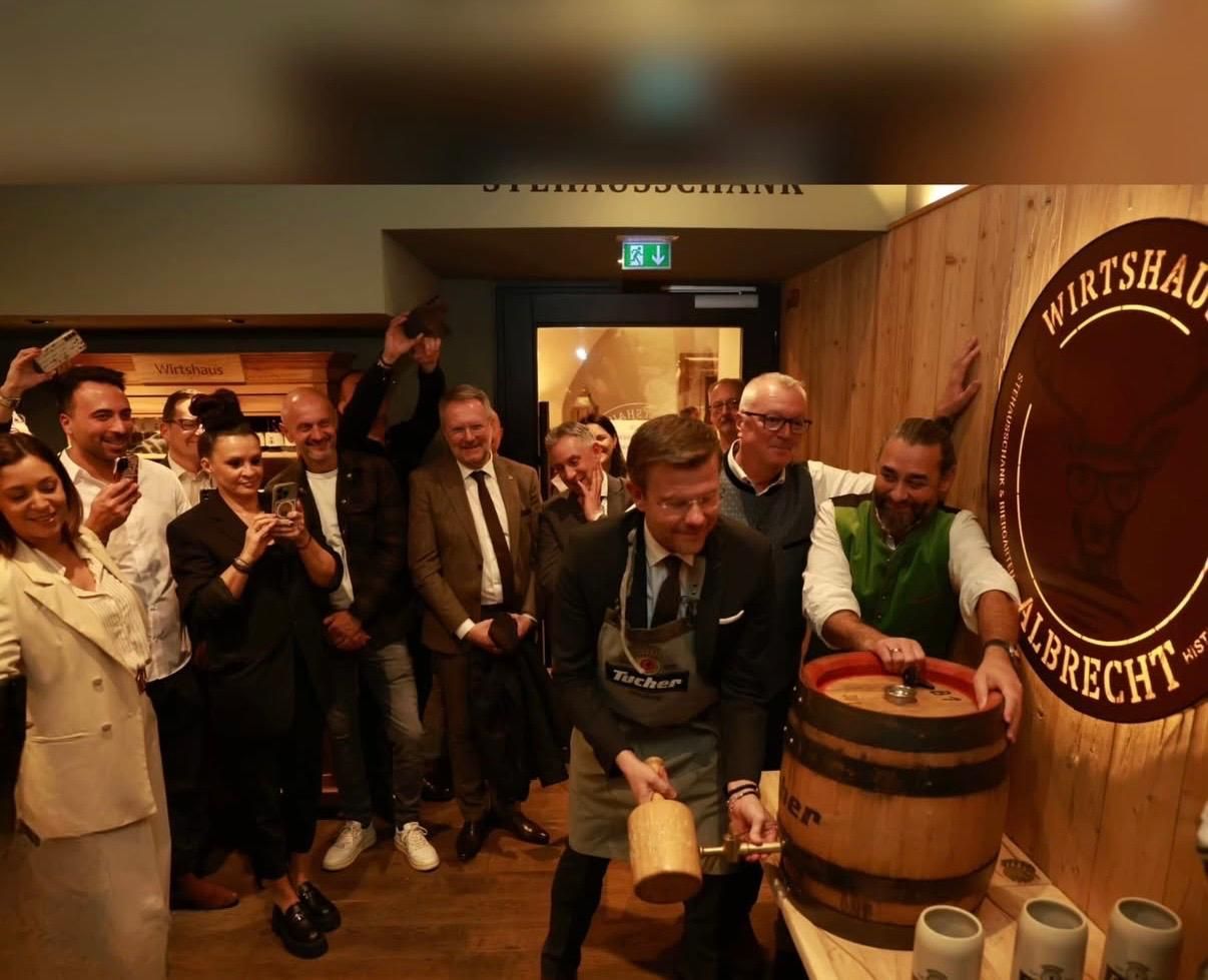 Marcus König beim Bieranstich bei der Eröffnung