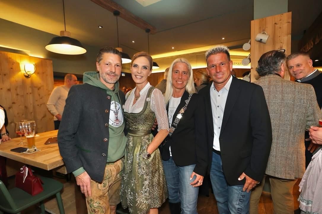 Agata Max und Martin Diermeier mit Gästen bei der Eröffnung