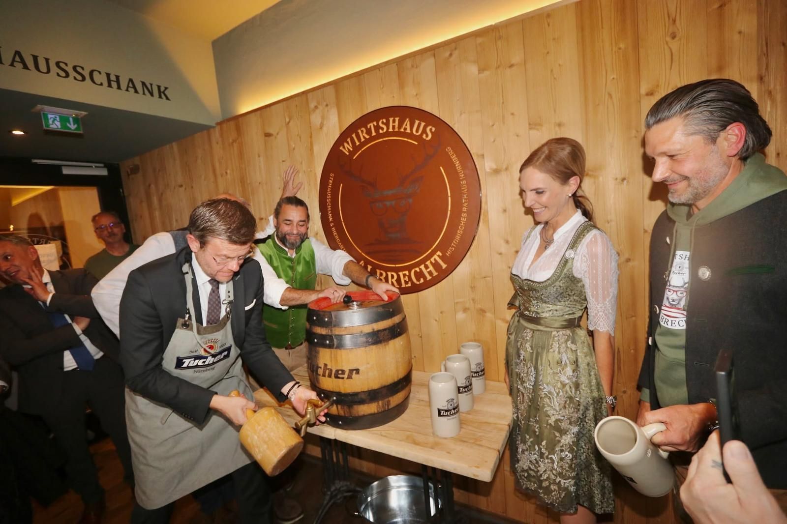 Oberbürgermeister Marcus König beim Bieranstich