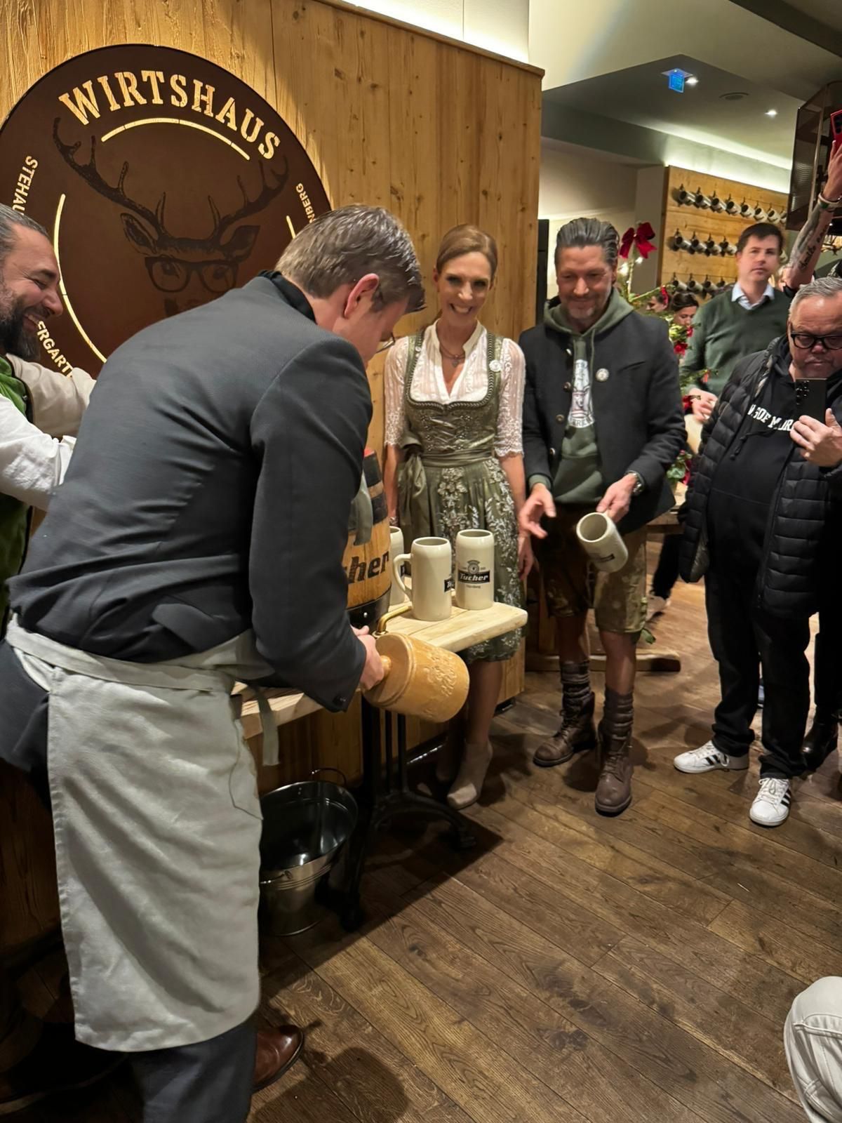 Agata Max, Martin Diermeier und Marcus König beim Bieranstich