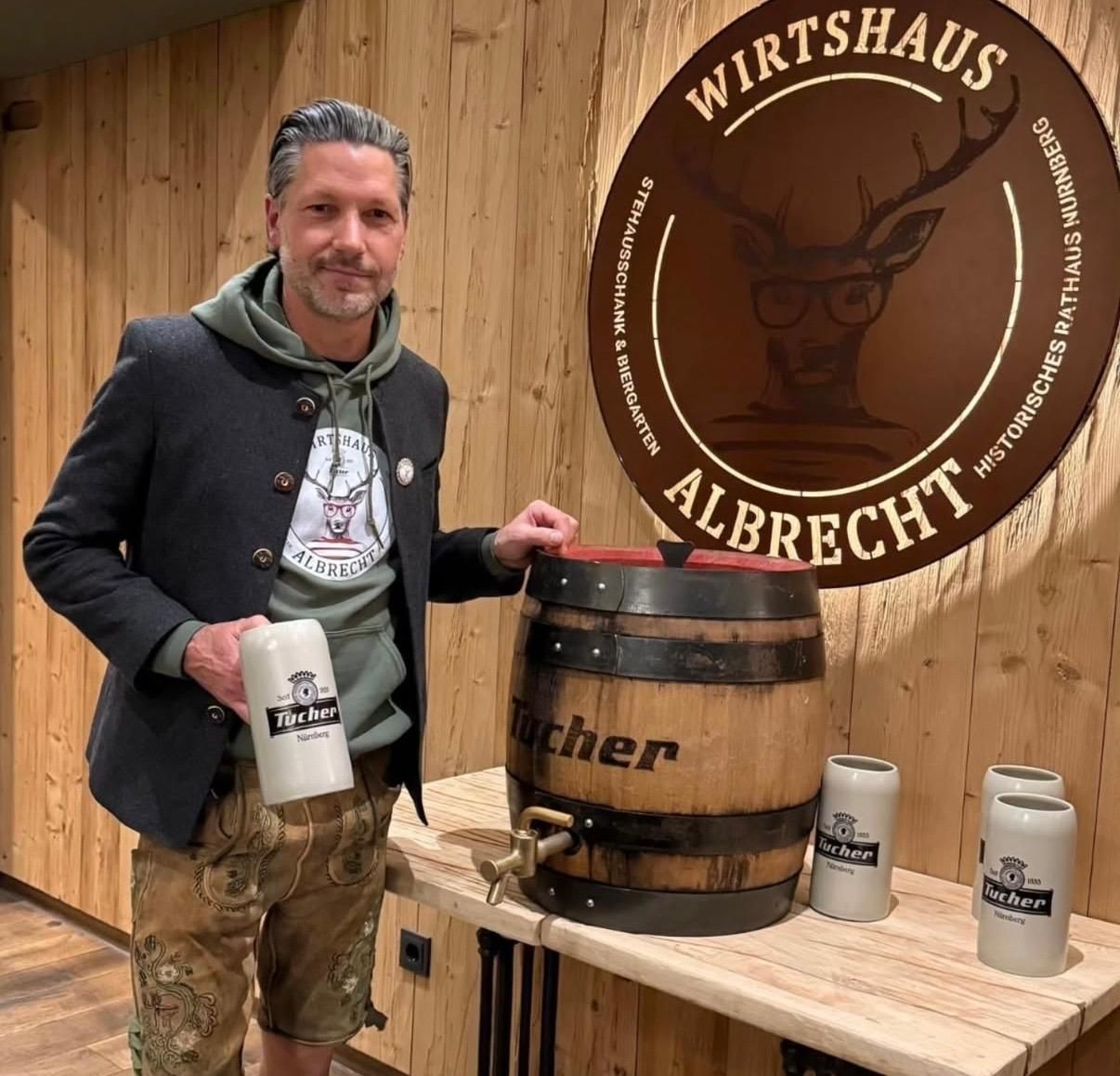 Martin Diermeier mit dem Logo im Hintergrund