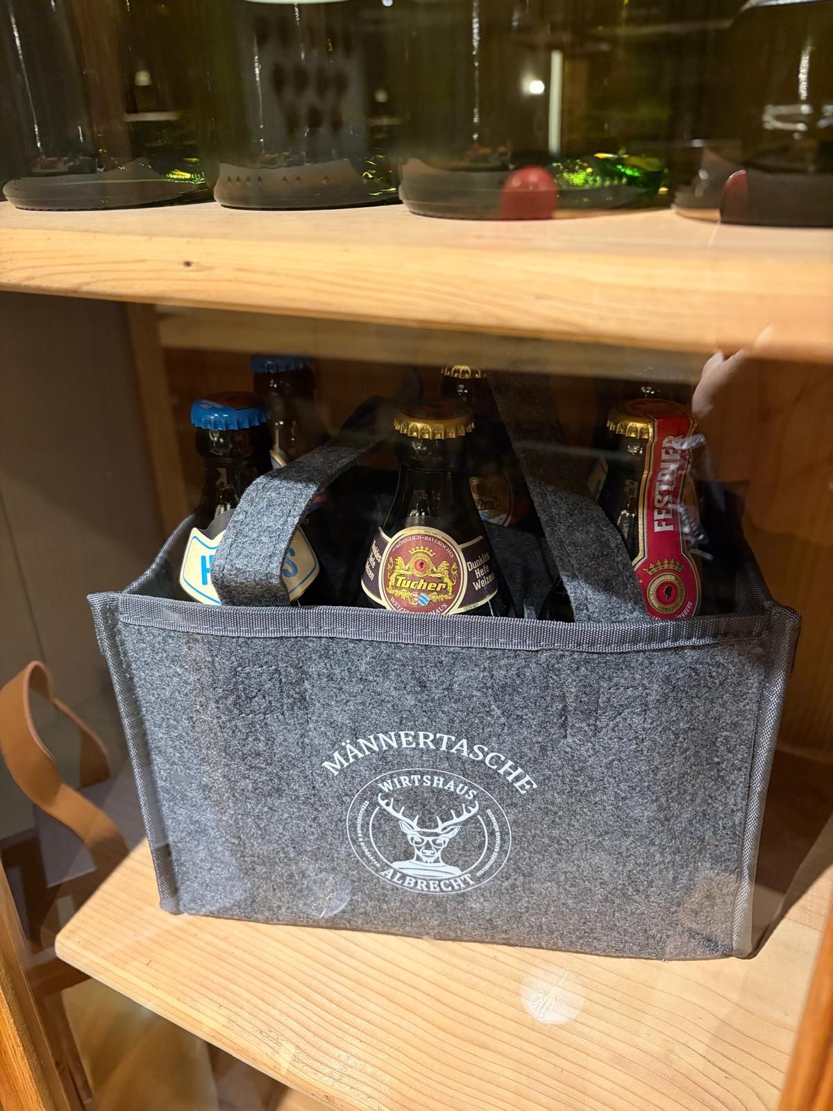 Männertasche aus Filz mit sechs Bieren und dem Logo Wirtshaus Albrecht