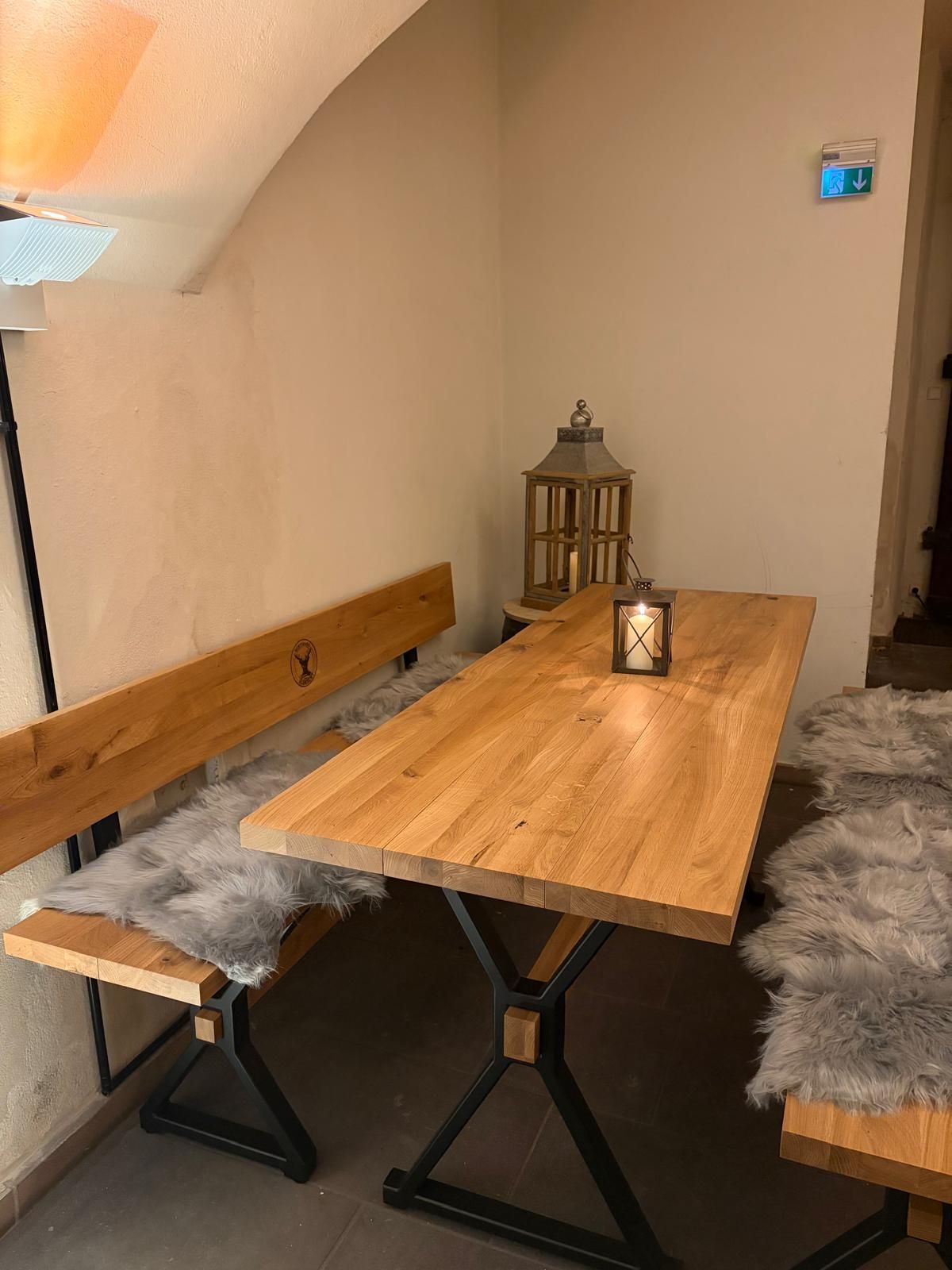 Glüh-Bar Sitzecke mit Fällen drauf