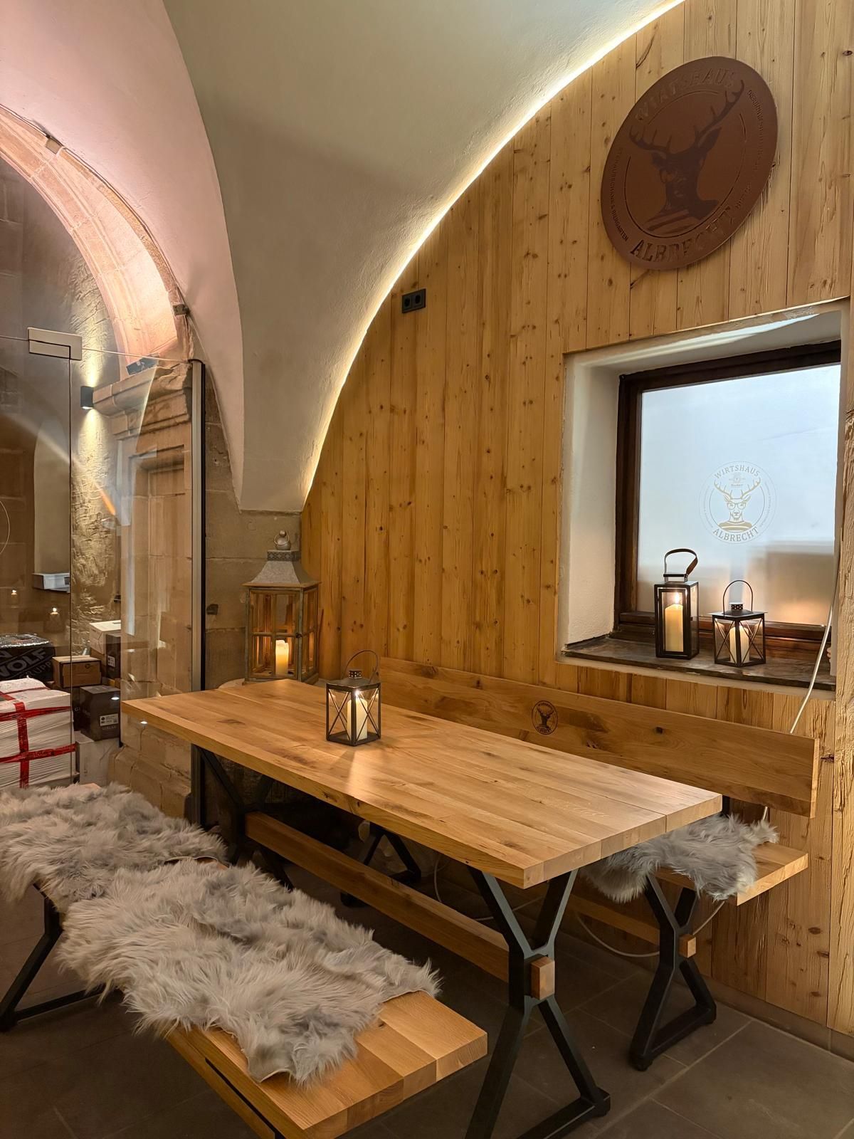 Glüh-Bar mit Sitzecke mit Fällen drauf