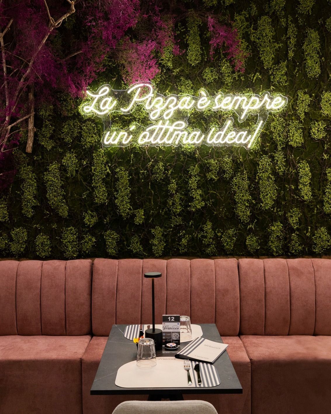 Interno del ristorante con insegna al neon: 