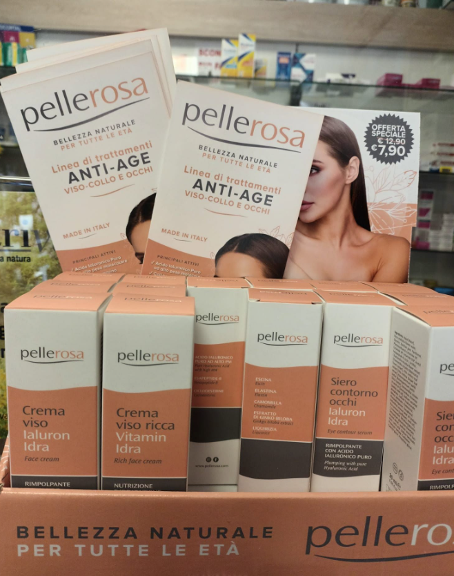Prodotti per la cura della pelle anti-età Pellerosa esposti su uno scaffale di un negozio, con confezioni beige e arancioni.