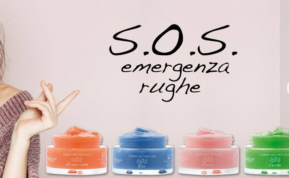 Cartello di emergenza SOS con quattro barattoli colorati su sfondo rosa pallido.