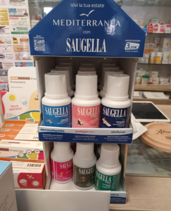 Corridoio di un piccolo negozio al dettaglio con scaffali pieni di articoli per animali domestici e acquari, tra cui un'insegna ben visibile dedicata agli acquari.