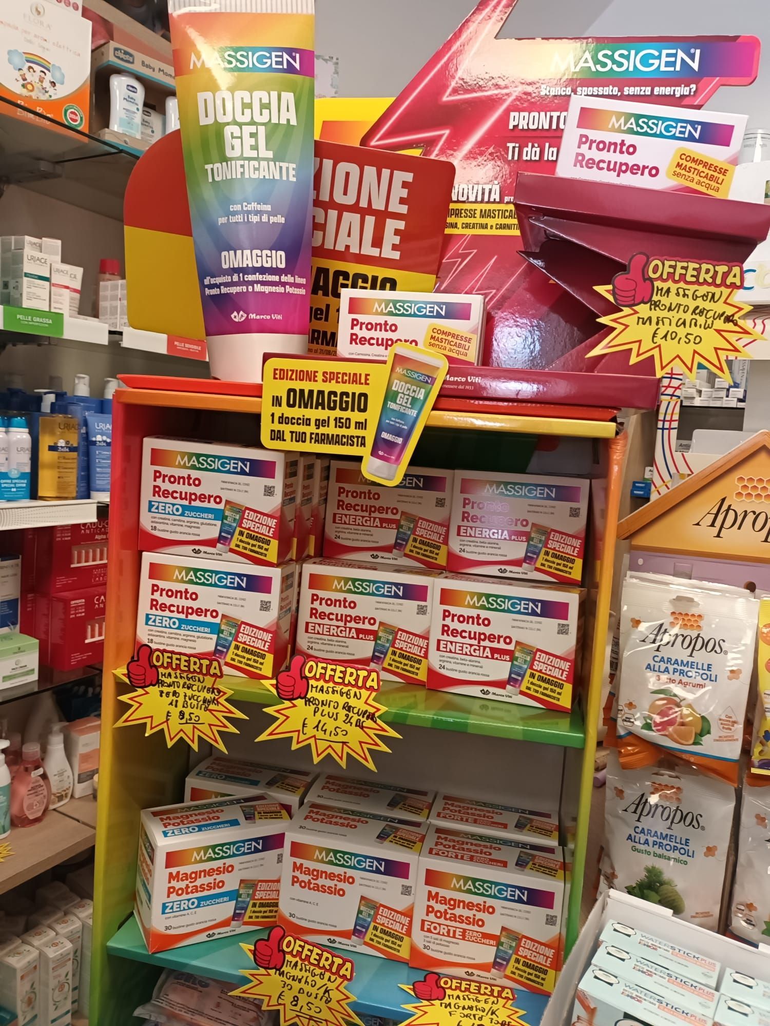 Prodotti solari Uriage Bariésun con SPF 50+ su sfondo blu, con confezione e tre tubetti.