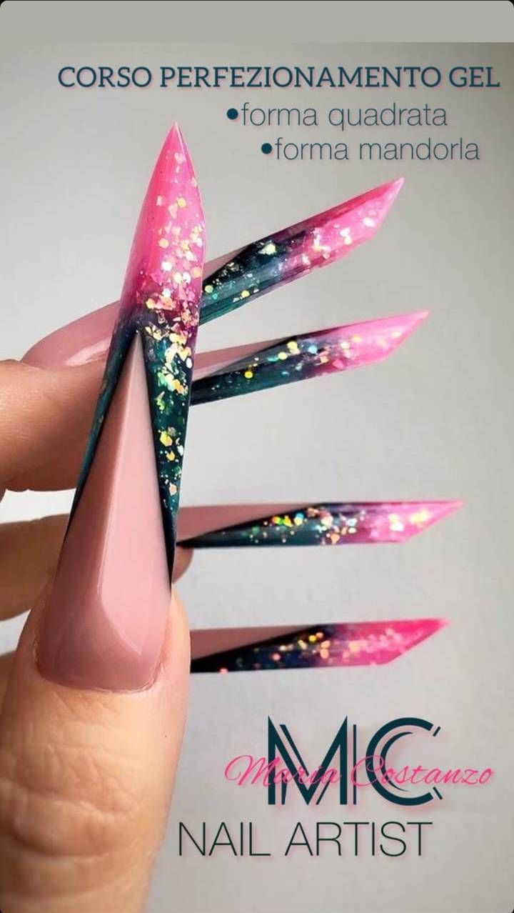 Mano che tiene unghie lunghe e appuntite rosa, nere e glitterate. Testo: Corso di ricostruzione unghie in gel.