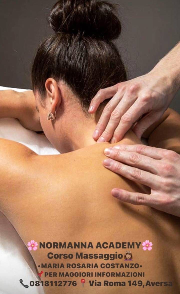 Persona che riceve un massaggio alla schiena e al collo presso la Normanna Academy. Le mani massaggiano la persona.