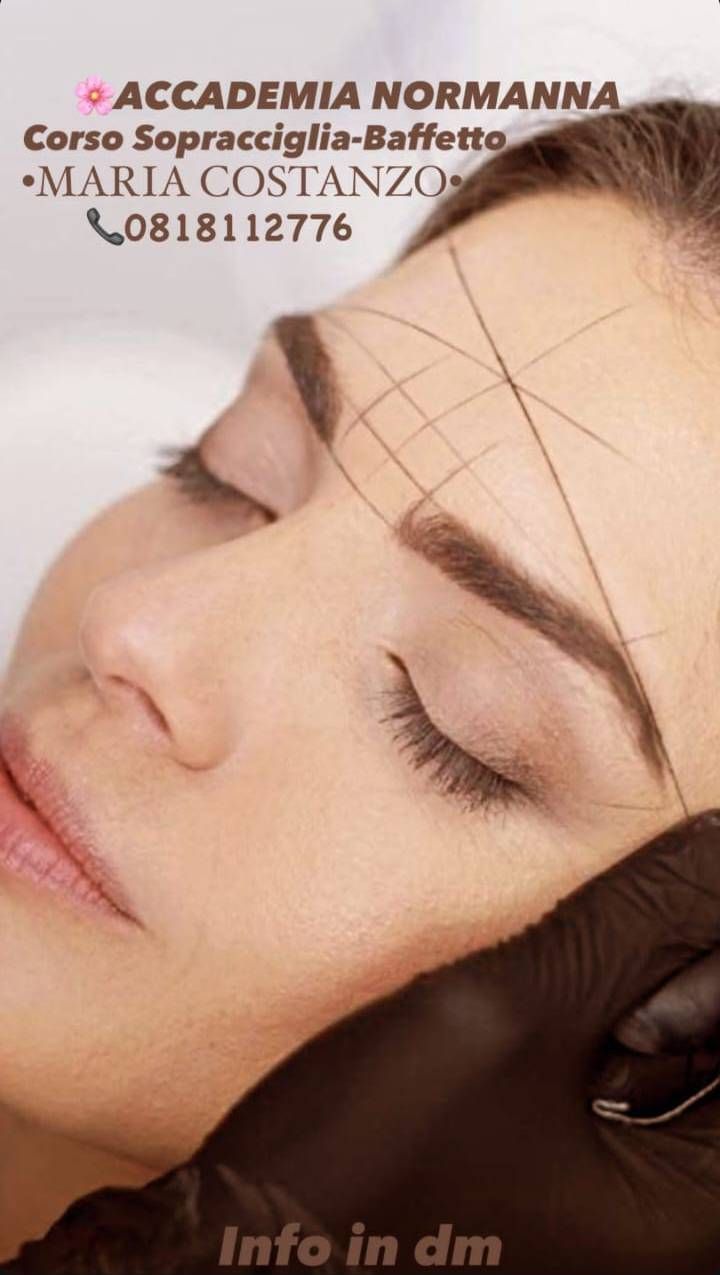 Volto di donna con guida per sopracciglia disegnate. Mano guantata, informazioni sul corso e recapiti.