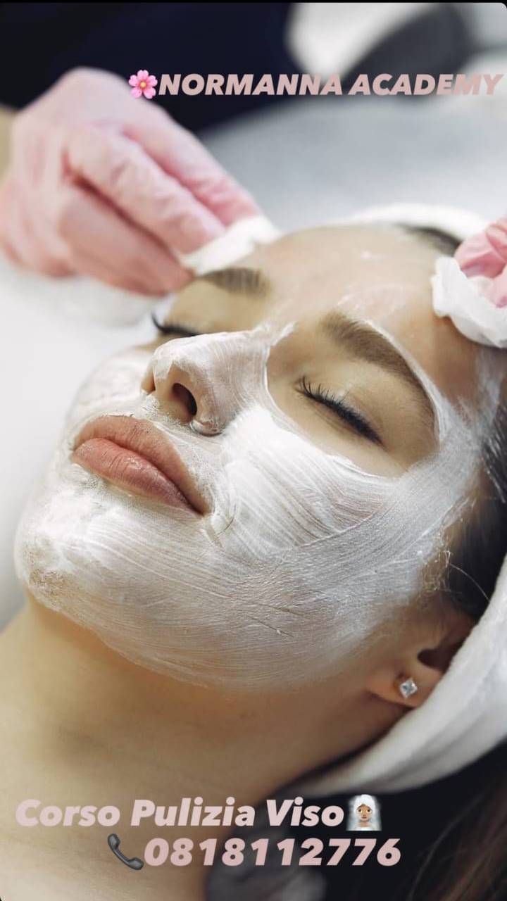 Trattamento viso con maschera bianca. Qualcuno applica la maschera. 