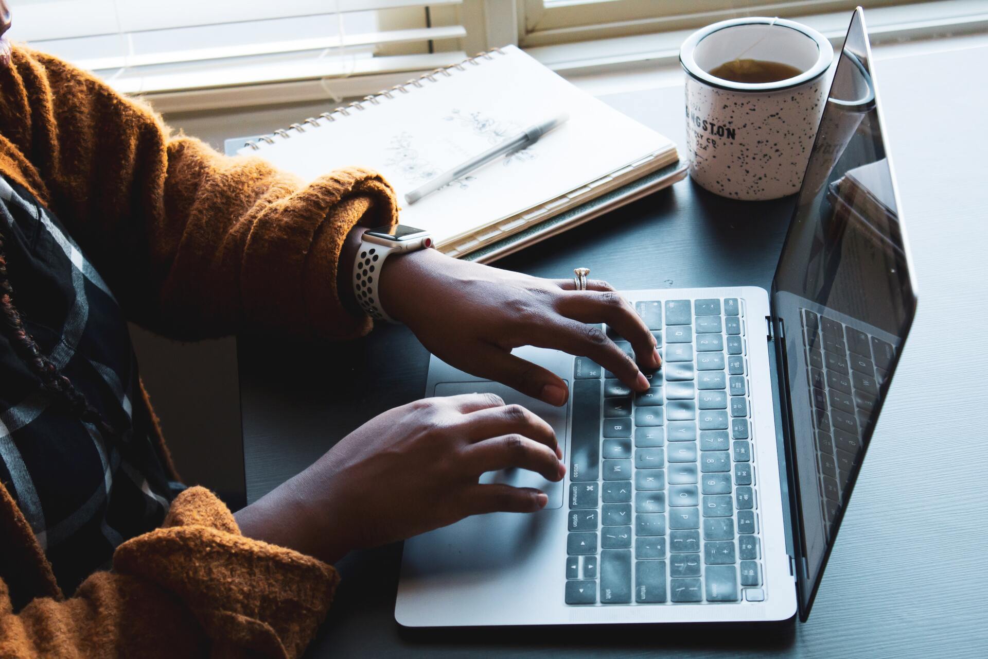 virtual assistant works from home office