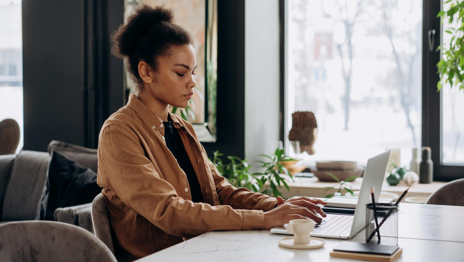 female virtual assistant works to handle small business tasks