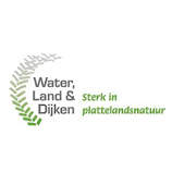 Logo voor Water, Land & Dijken met een groen-grijze, cirkelvormige, bladachtige afbeelding en de tekst