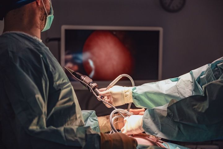 Un chirurgien opère un patient dans une salle d'opération.