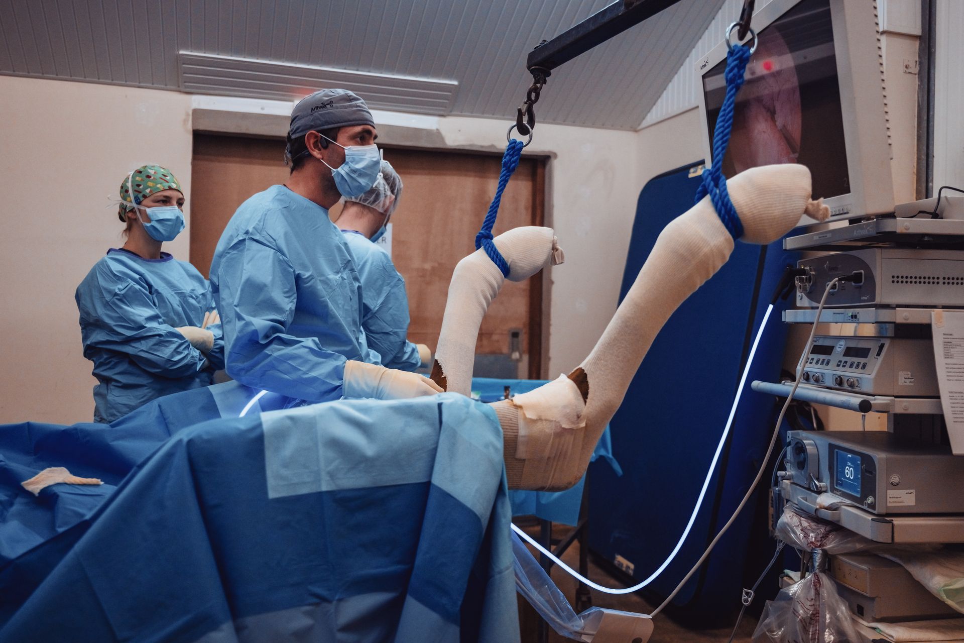 Un groupe de chirurgiens opère un patient dans une salle d'opération.