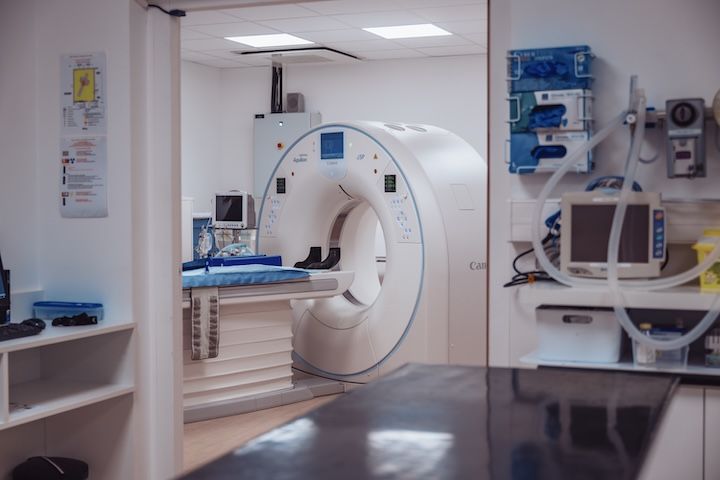 Il y a un scanner au milieu de la pièce.