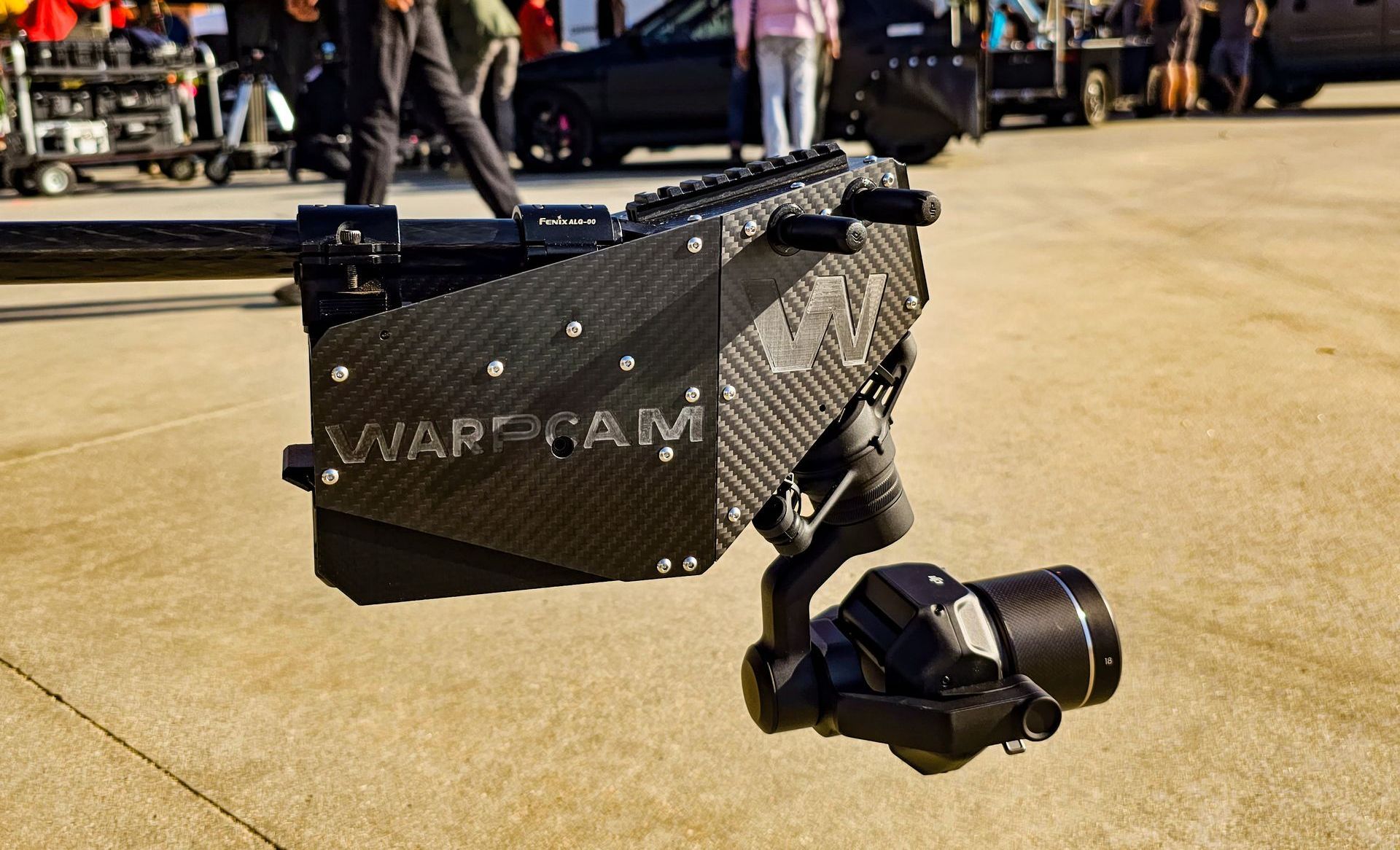 스페인의 영화 촬영 현장에서 촬영한 WarpCam® 8K 클로즈업 사진으로, 탄소 섬유 구조와 프리미엄급 영화 촬영용 카메라 디자인을 보여줍니다.
