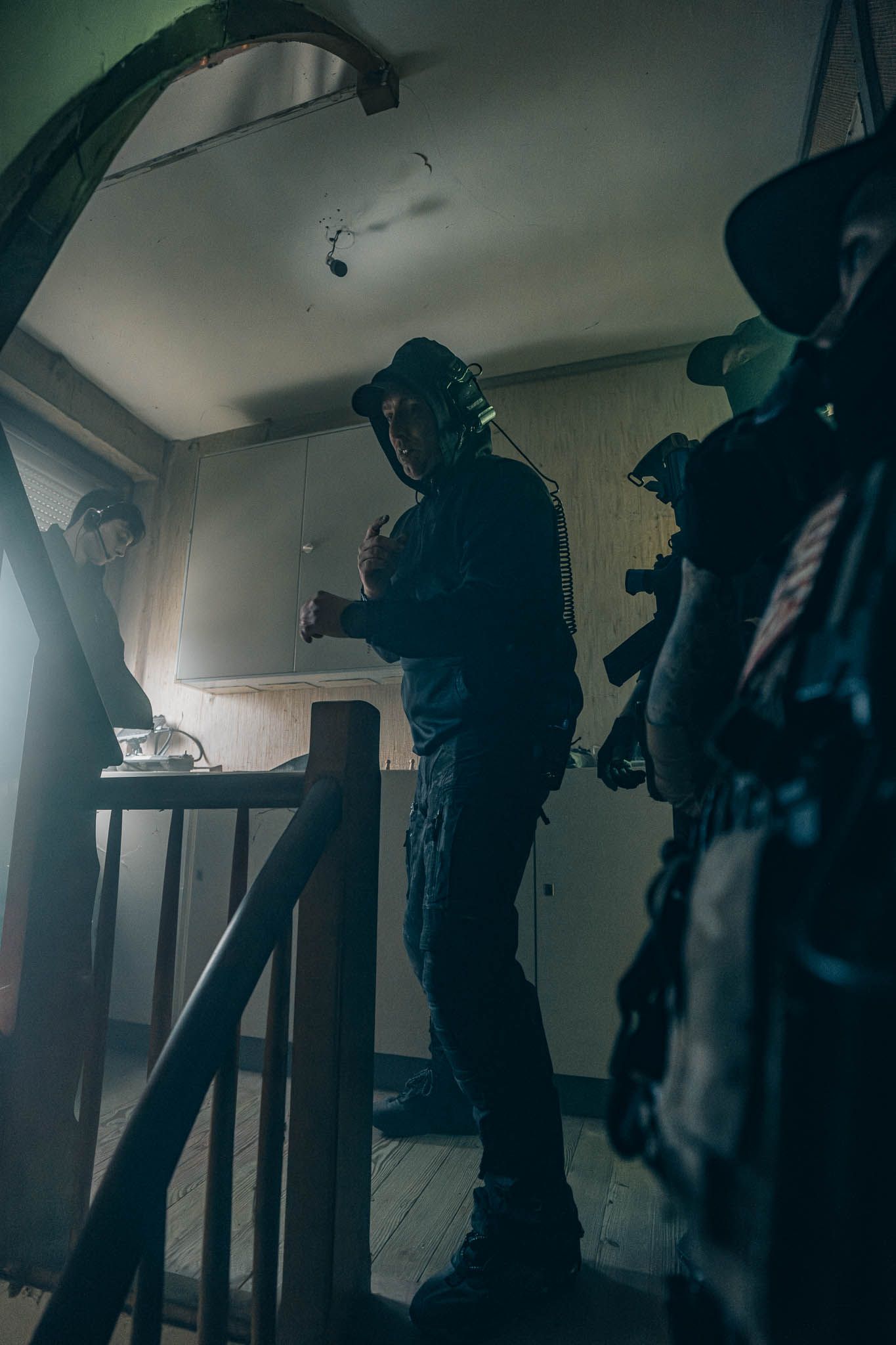 Ferdi Fischer demonstrating a WarpCam® angle to tactical performers inside a house.