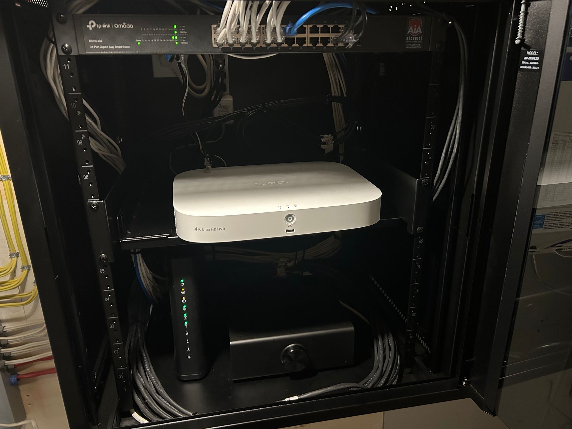 Un rack de serveur avec une boîte blanche dessus.