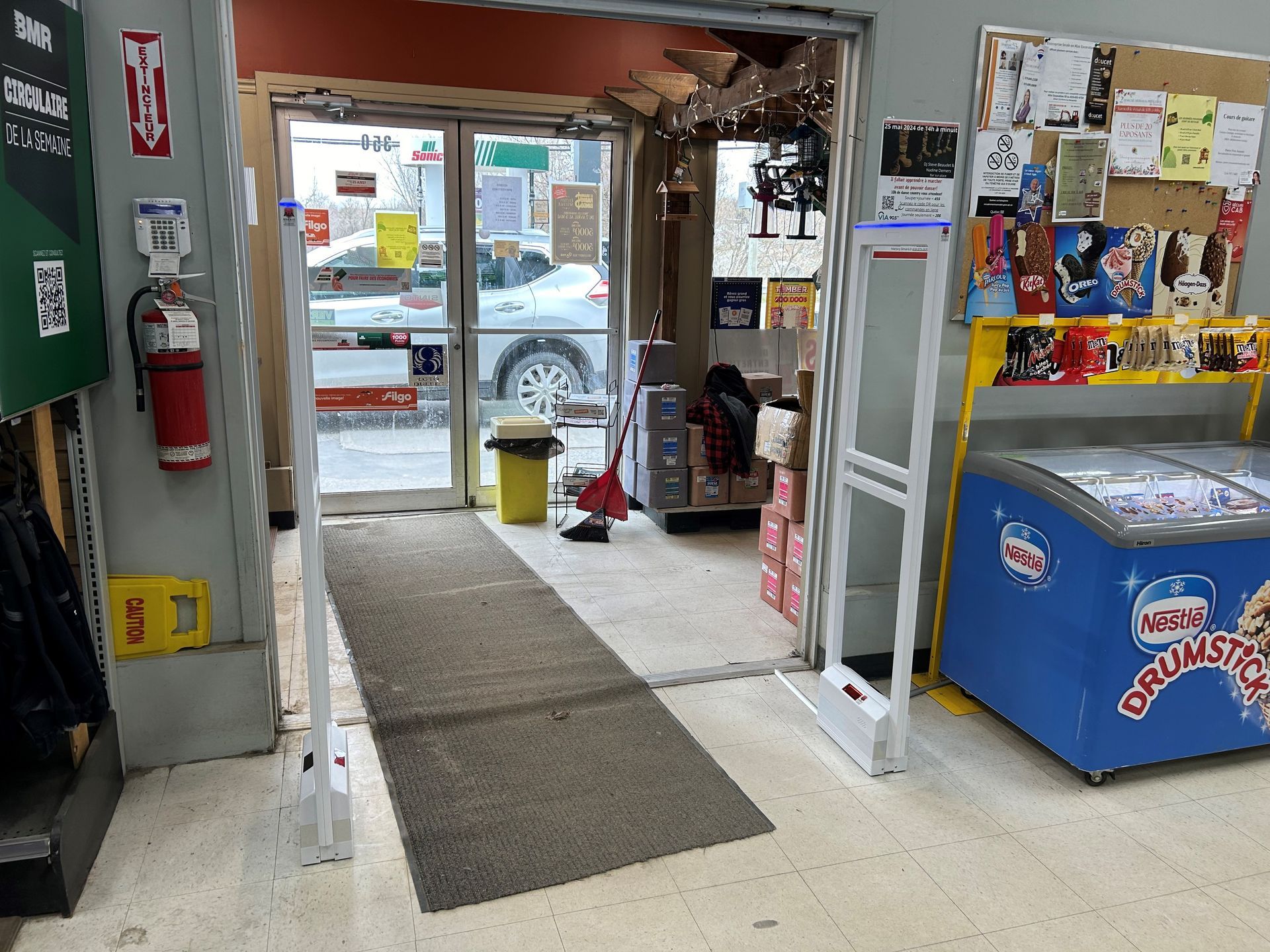 L'intérieur d'un magasin avec un congélateur et un extincteur